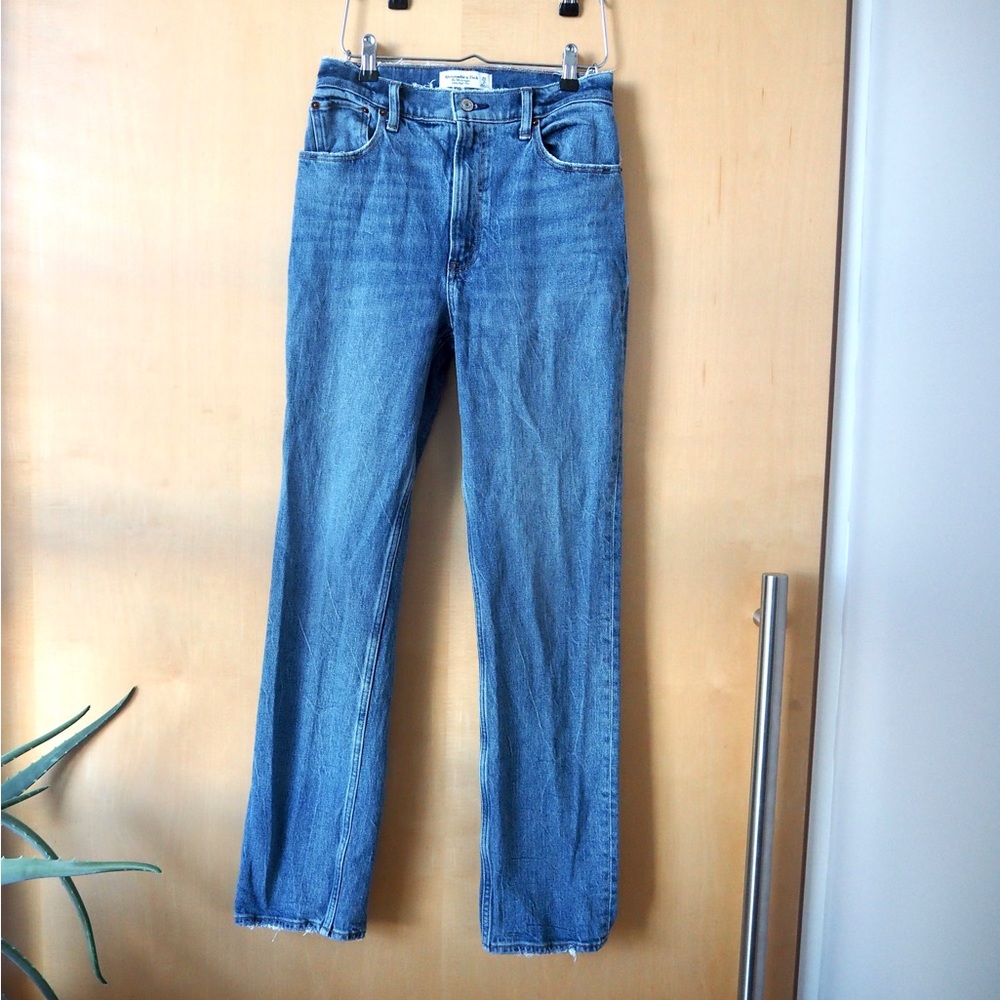 Abercrombie 90’s Straight Ultra High Rise Jean Size 26